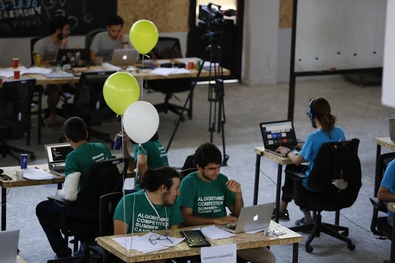 Sekelompok developer bekerja dengan laptop dalam sebuah hackathon