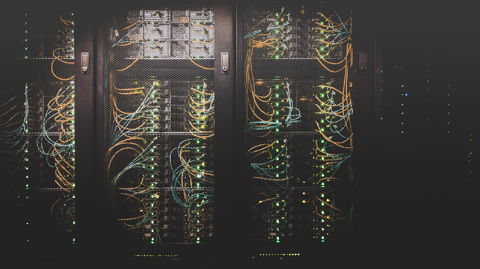 Rak server dengan kabel jaringan berwarna-warni